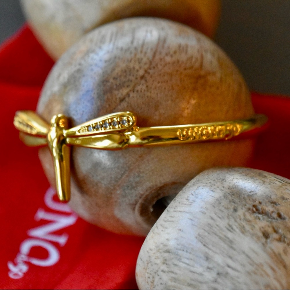 UNO de 50 Gold Dragonfly Cuff Bracelet with Crystal Wings - Picture 9 of 12